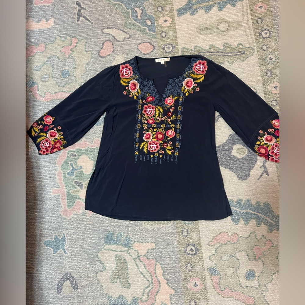 Andree women’s floral top. Size small.